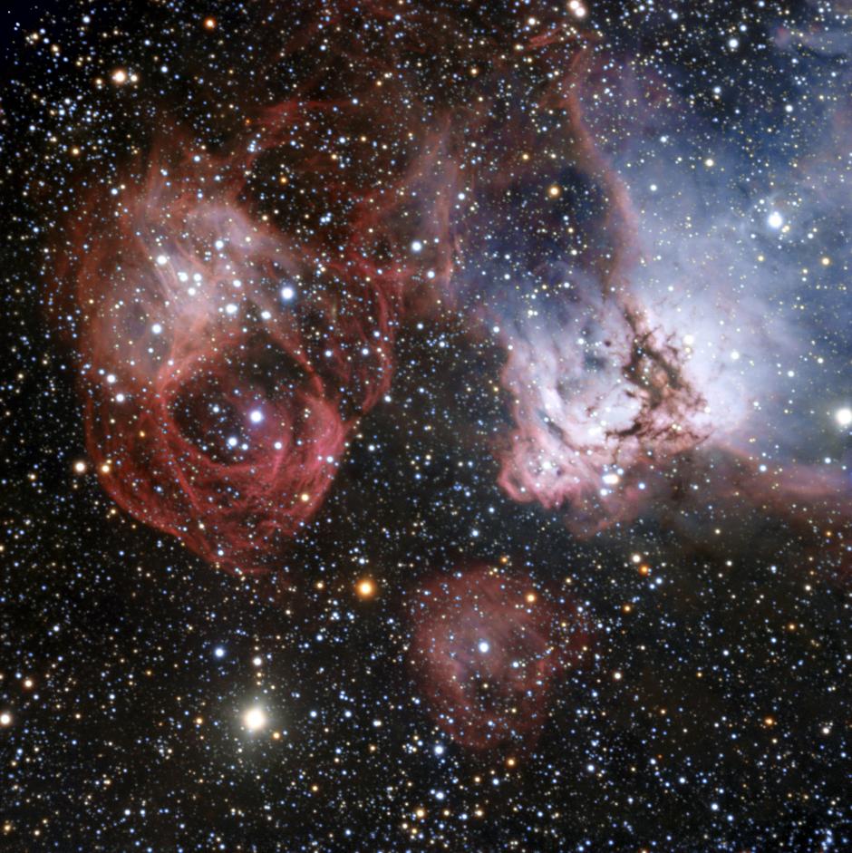 La nueva imagen, obtenida con el telescopio VLT (Very Large Telescope) en el Observatorio Paranal de Chile, permite ver nubes de gas y polvo en la que nacen nuevas estrellas calientes, esculpiendo su entorno con extrañas formas, pero también muestra los efectos de la muerte estelar, filamentos creados por una explosión de supernova. (Foto: EFE)&nbsp;