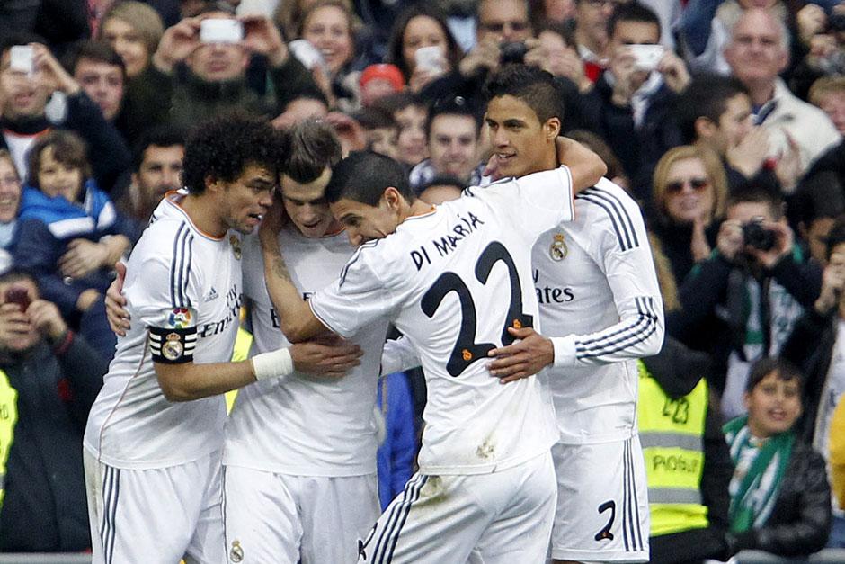 Marcelo, Di María y Varane, felicitan a Bale tras anotar el 2-0 parcial ante el Elche. (Foto: EFE)