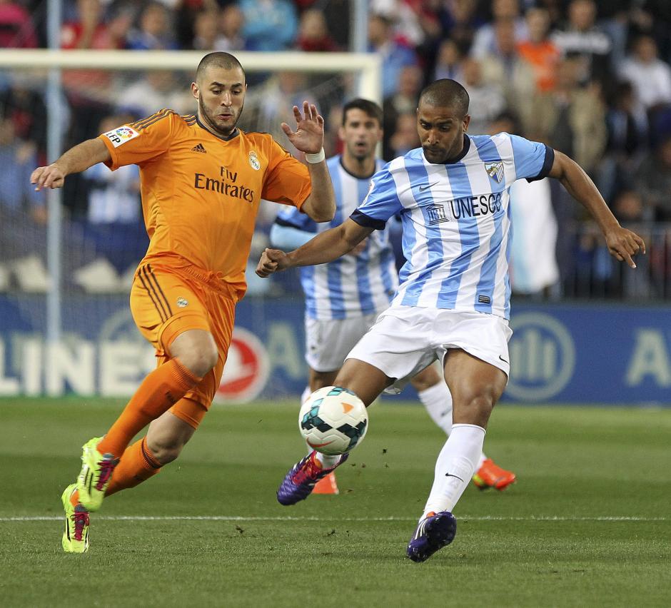 El centrocampista argentino del Málaga Fernando Tissone (d) pelea un balón con el delantero francés del Real Madrid Karim Benzema, durante el partido de la jornada 28 de la Liga Española en la Rosaleda, en Málaga. (Foto: EFE/Daniel Pérez)