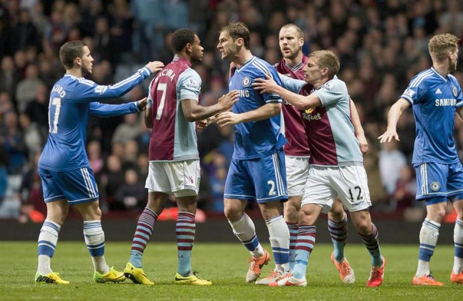 Branislav Ivanovic y Leandro Bacuna se enfrentan durante un partido entre el Chelsea y el Aston Villa que estuvo caldeado en Birmingham. (Foto: Efe).