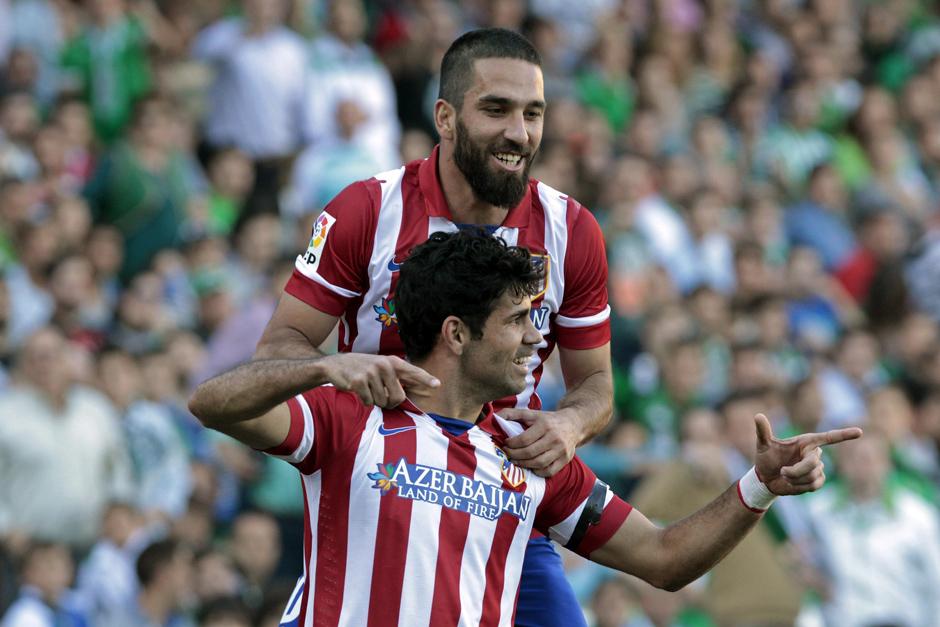 Diego Costa y Arda Turan celebran la victoria por 2-0 sobre el Betis. (Foto: EFE)