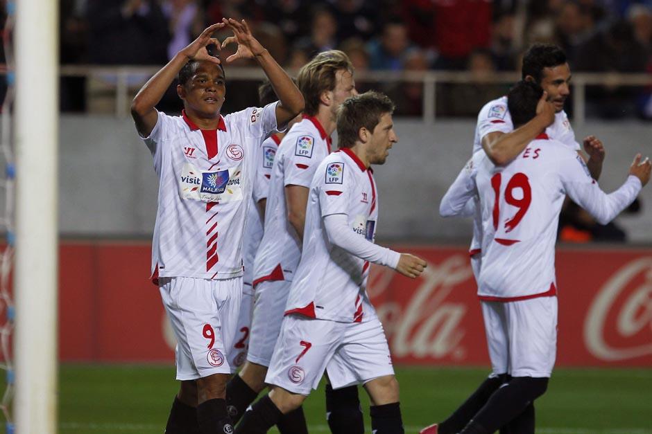 Los jugadores del Sevilla celebran el gol conseguido al minuto 18. (Foto: EFE)