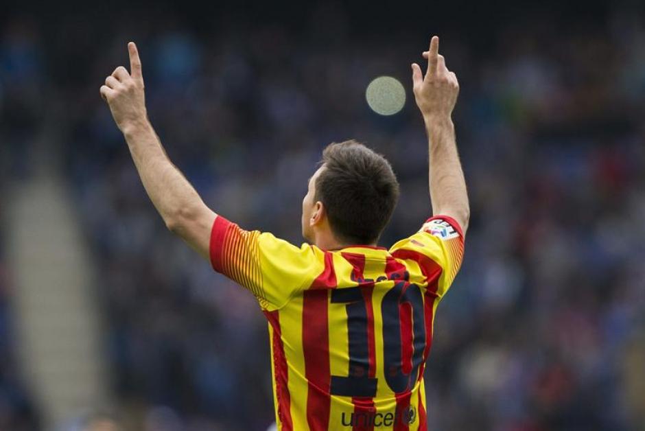 El delantero argentino del Barcelona, Lionel Messi, celebra el gol que marcó &nbsp;de penalti ante el Espanyol. (Foto: EFE)