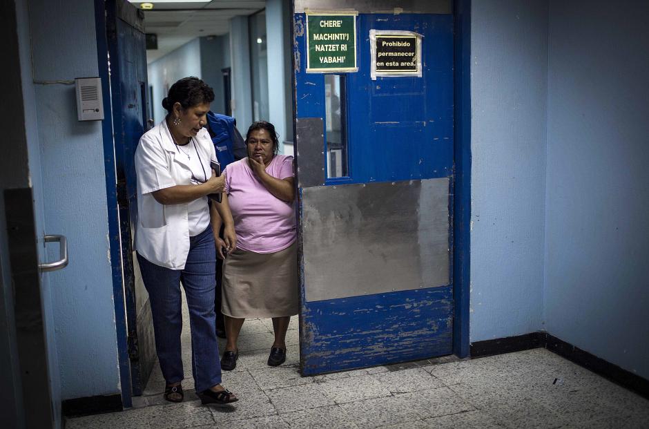 Karla Marina Pérez, la madre de las dos jovénes estudiantes llegó al hosptital San Juan de Dios y pidió a las autoridades que se haga justicia. (Foto:Efe)&nbsp;