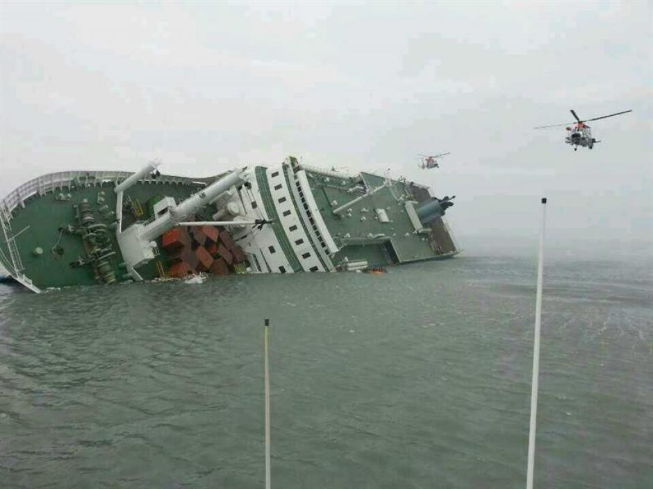 Rescatistas luchan por rescatar a los pasajeros del barco que naufragó cerca de Corea del Sur. (Foto: EFE)