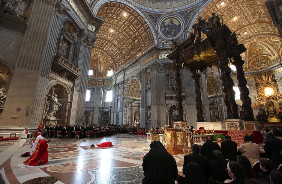 El papa Francisco se tumba al suelo durante el Viernes Santo en la conmenoración de la Pasión de Cristo. (EFE)&nbsp;