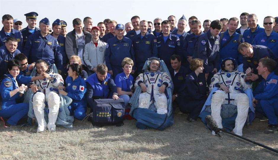 Los tres astronautas son recibidos en Kazajistán por integrantes de la estación en ese lugar. (Foto: EFE)