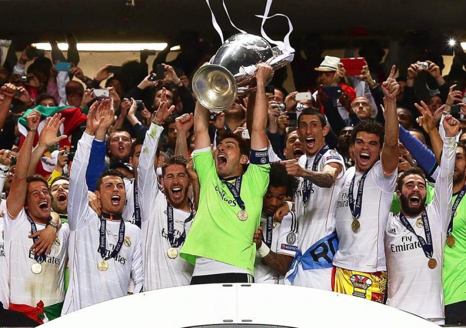 Iker Casillas levanta la Décima, el trofeo de la UEFA Champions League por el cual esperó 12 años. (Foto: EFE)