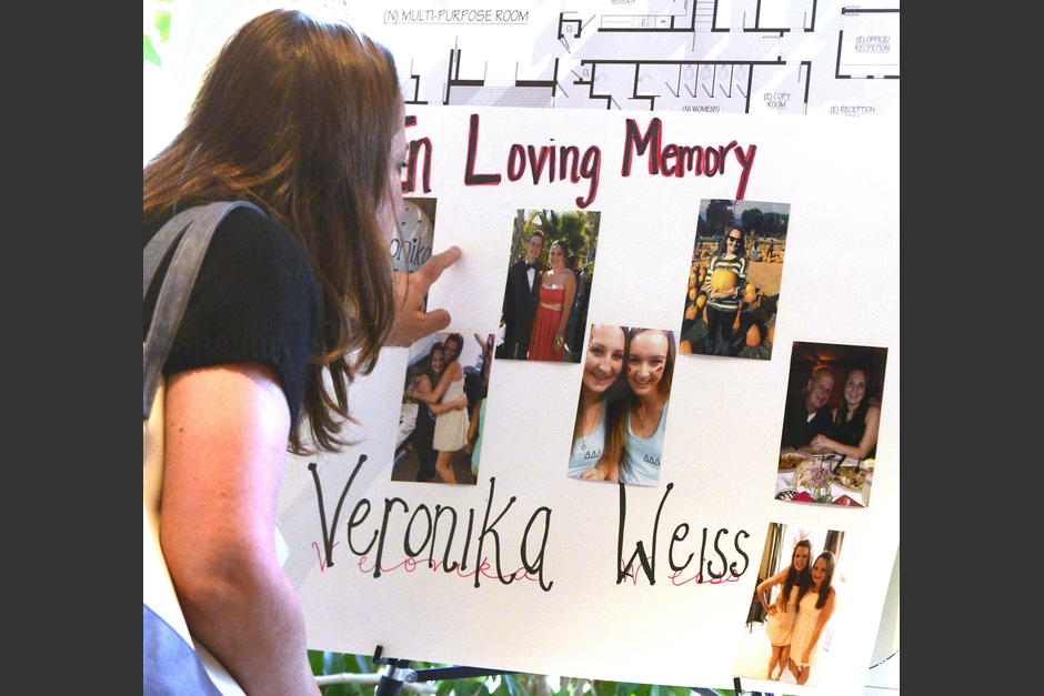 Una estudiante de la universidad de California, muestra las imágenes de una de las víctimas de la masacre del viernes cometida por Elliot Rodger. (Foto:EFE)&nbsp;