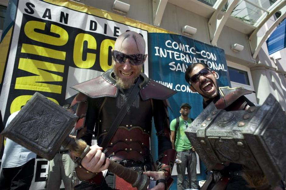 Por los largos pasillos del Centro de Convenciones no es raro encontrarse a padres o amigos interpretando su personaje favorito. (Foto: EFE)