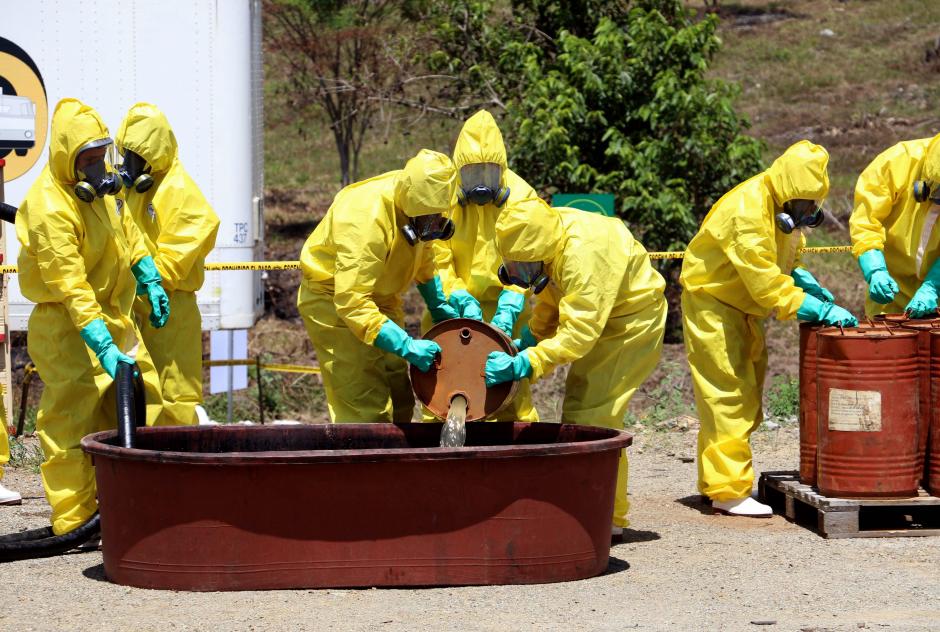 Personal destruye precursores químicos utilizados para la elaboración de drogas sintéticas en la finca Estanzuela, San José del Golfo. (Foto:Ministerio de Gobernación)&nbsp;