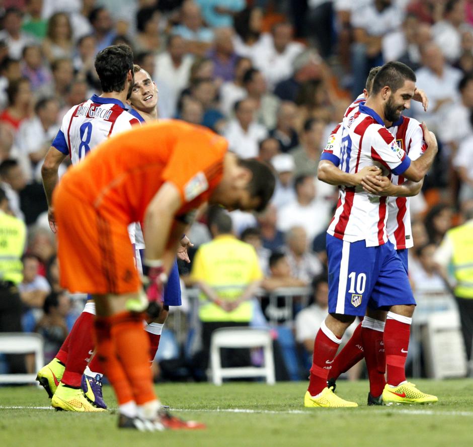 Arda Turán (10) recibe la felicitación de sus compañeros, tras anotar el gol del triunfo. Al frente, Iker Casillas se lamenta por la anotación. (foto: EFE)