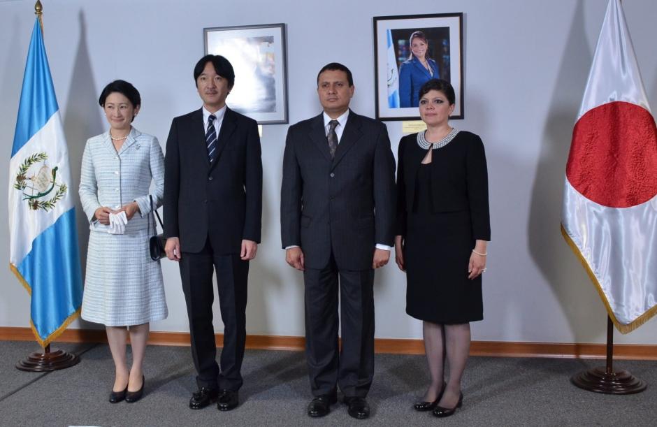 El príncipe de Japón, Akishino y su esposa fueron recibidos por el ministro de Relaciones Exteriores y su esposa. (Foto: EFE)&nbsp;