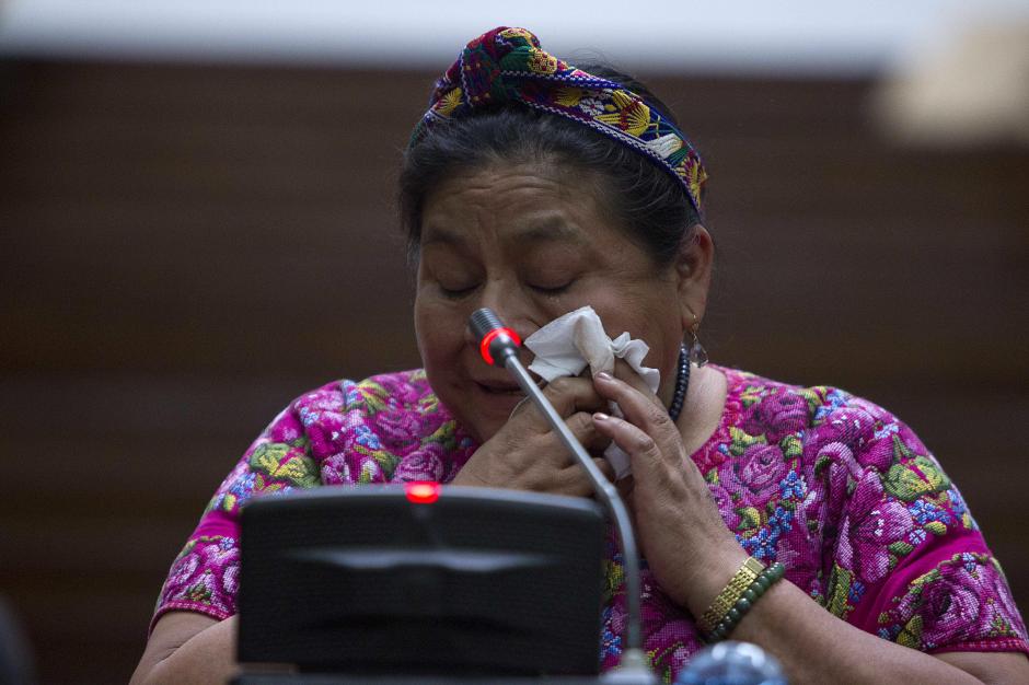 La premio Nobel de la Paz 1992, Rigoberta Menchú, reacciona mientras ofrece su declaración ante el Tribunal. (Foto: EFE)&nbsp;