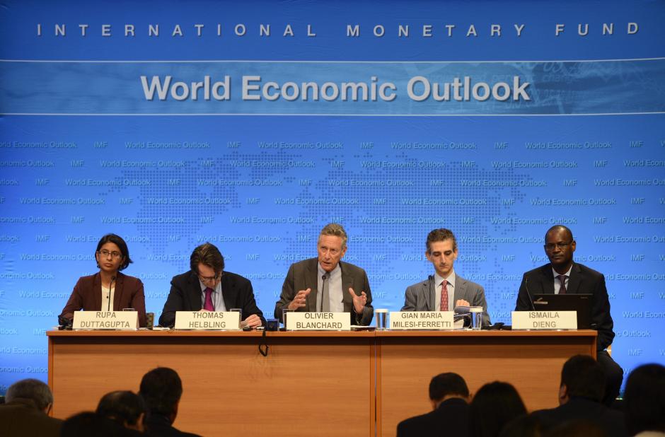 El economista jefe del Fondo Monetario Internacional (FMI), Olivier Blanchard (c), ofrece una rueda de prensa para presentar el informe de Perspectivas Económicas Globales del Fondo, en Washington, EEUU, el 7 de octubre del 2014. &nbsp;(Foto: EFE)