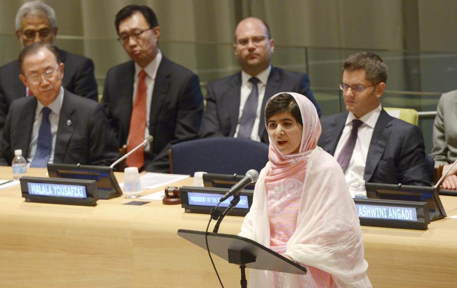 Fotografía de archivo del 12 de julio de 2013 que muestra a la adolescente paquistaní Malala Yousafzai (D), durante su intervención ante las Naciones Unidas en Nueva York (EEUU). (Foto: EFE)