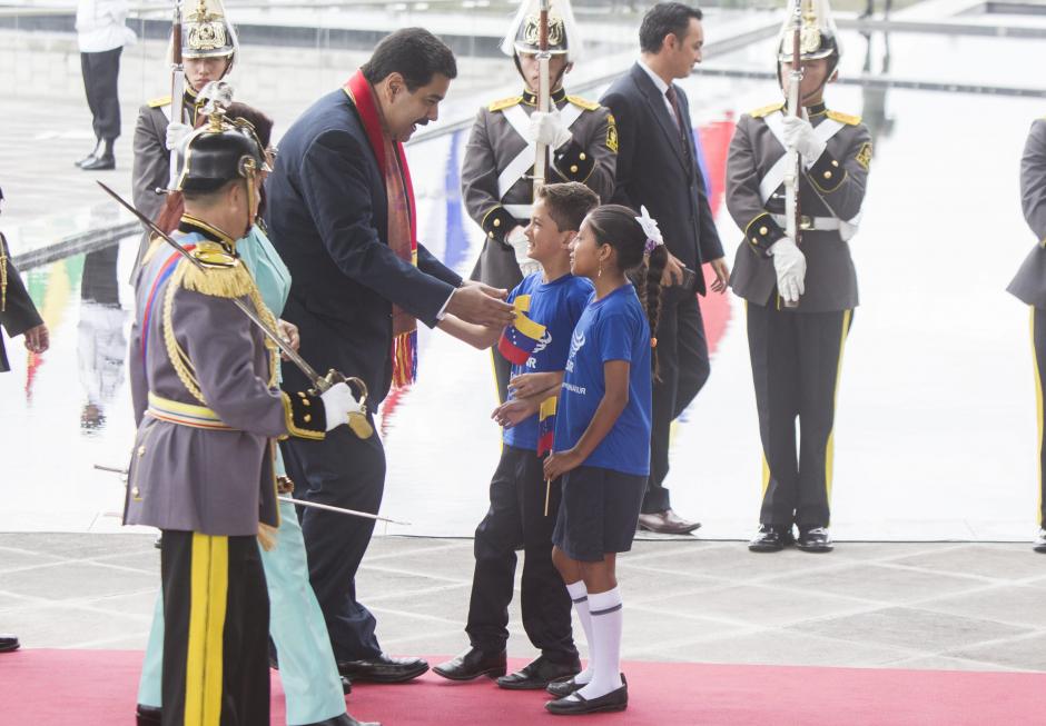 El presidente venezolano, Nicolás&nbsp;Maduro, es saludado por niños ecuatorianos a su llegada a la sede de la Unasur para su inauguración hoy, viernes 5 de diciembre de 2014, en Quito (Ecuador). Los presidentes de la Unión de Naciones Suramericanas (Unasur) han comenzado a llegar a la sede del grupo, situada en la ciudad Mitad del Mundo, en el norte de la capital ecuatoriana, para participar en el acto de inauguración del edificio. (Foto: EFE/José Jácome)