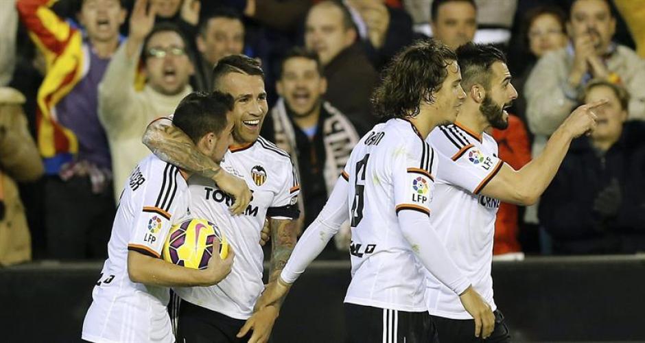 El defensa argentino del Valencia Nicolás Otamendi (2i) celebra con sus compañeros el gol marcado al Real Madrid. (Foto: Juan Carlos Cárdenas/EFE)