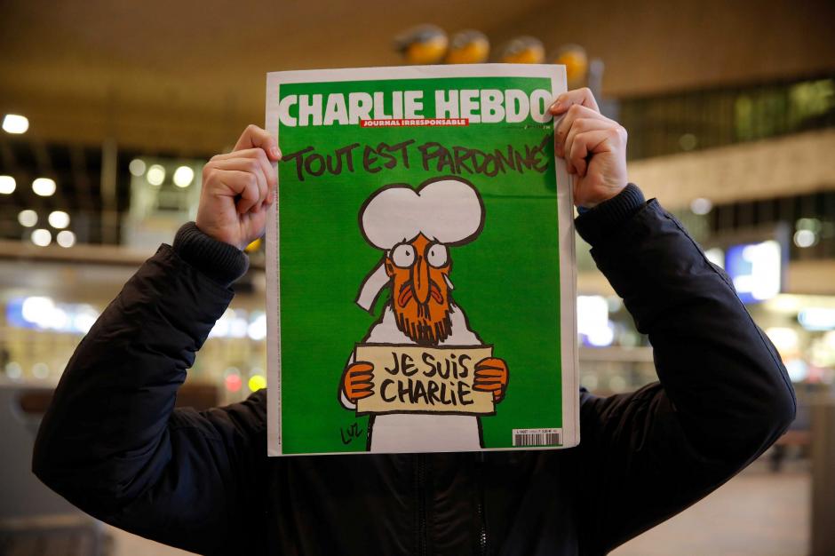 Un hombre muestra un ejemplar del último número de "Charlie Hebdo" en la estación central de Rotterdam, Holanda. (Foto: EFE/Bas Czerwinski)