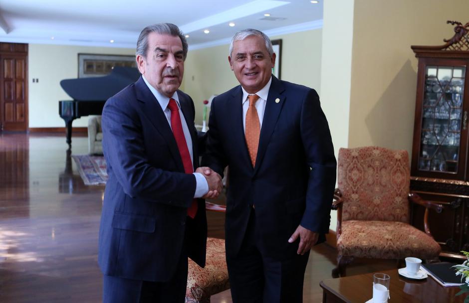 El presidente Otto Pérez Molina recibió al expresidente chileno Eduardo Frei en Casa Presidencial. (Foto: EFE)