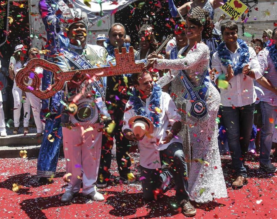 El alcalde de la ciudad de Río de Janeiro, Eduardo Paes (c), entrega la llave de la ciudad al Rey Momo (i), hoy viernes 13 de febrero de 2015, declarando abierto el carnaval 2015 en Río de Janeiro. La alcaldía de la ciudad calcula que las más de 100 comparsas, con desfiles programados durante todo el fin de semana, atraerán a un millón de brasileños y turistas. (Foto: Antonio Lacerda/EFE)