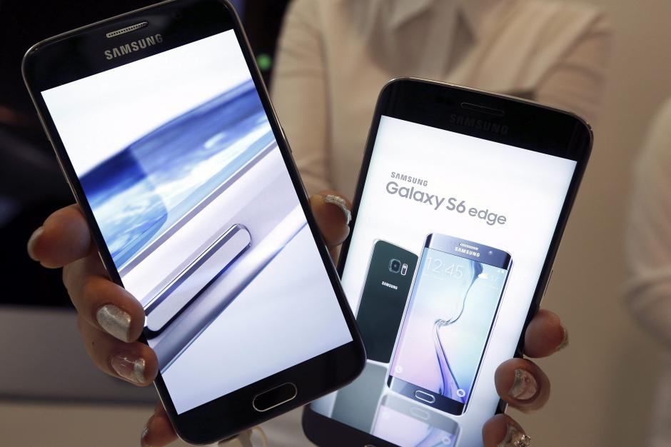 Una modelo presenta los nuevos teléfonos inteligentes Samsung Galaxy S6 y el Galaxy S6 Edge, durante un evento de la Gira Mundial Galaxy en Seúl (Corea del Sur). (Foto: EFE/Jeon Heon-Kyun)EON HEON-KYUN