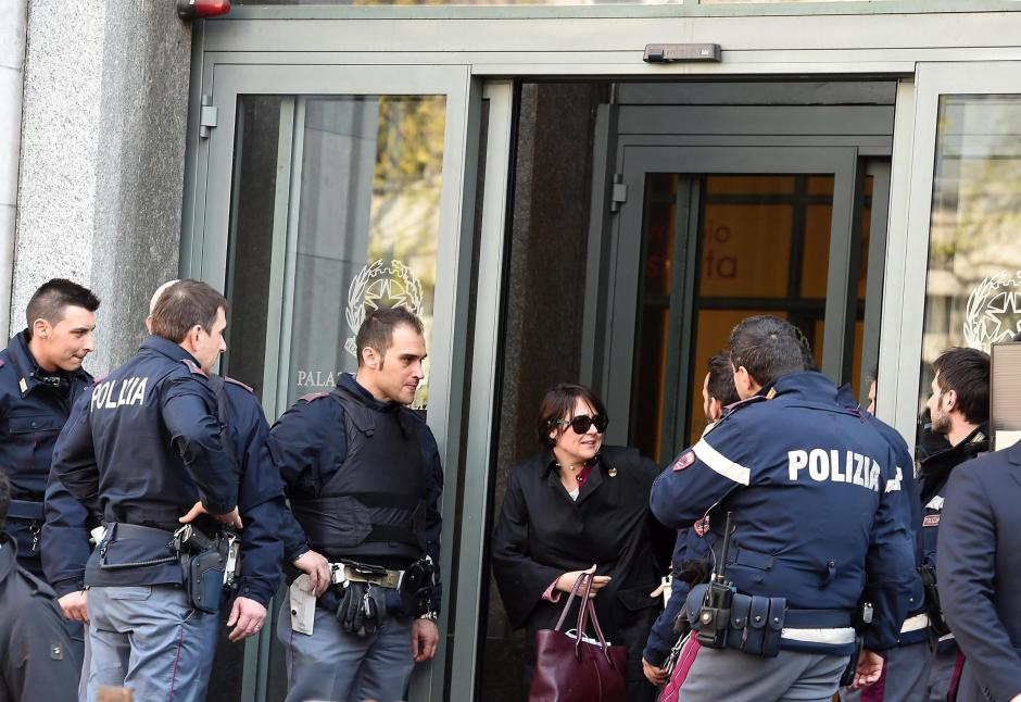 Policías y miembros de los servicios de rescate permanecen a las puertas del Palacio de Justicia en Milán, Italia. (Foto: EFE)