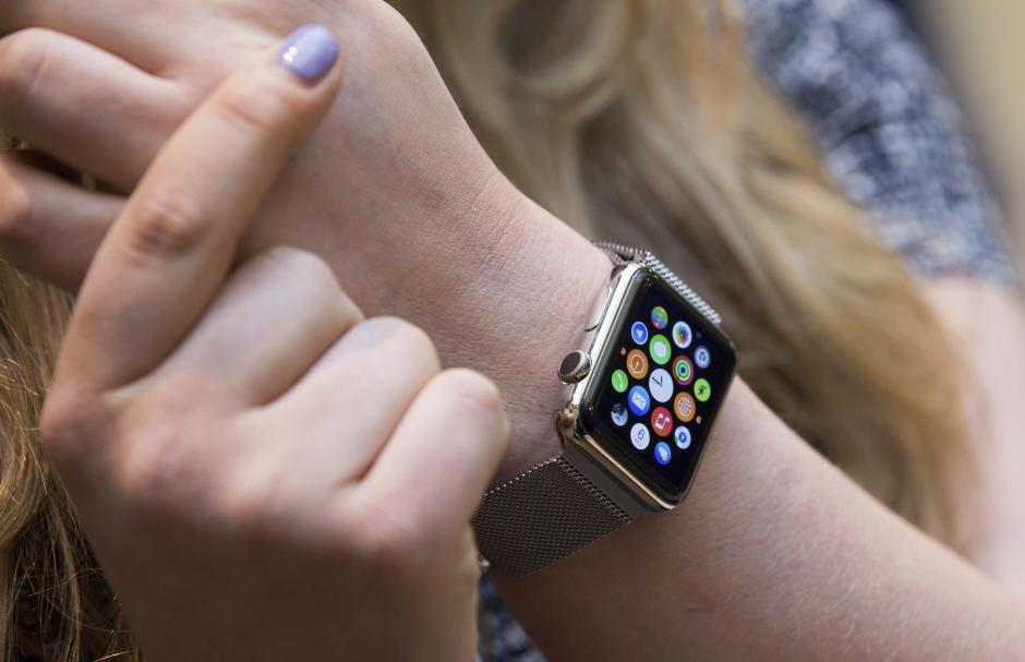 Una mujer se prueba un reloj de pulsera Apple expuesto en la tienda de Apple en Covent Garden en Londres (Reino Unido). (Foto: EFE/Andrew Cowie)