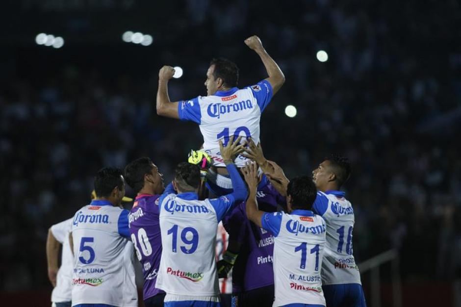 A los 42 años se retiró el delantero mexicano Cuauhtémoc Blanco, levantando el título de campeón de la Copa MX. (Foto: EFE)