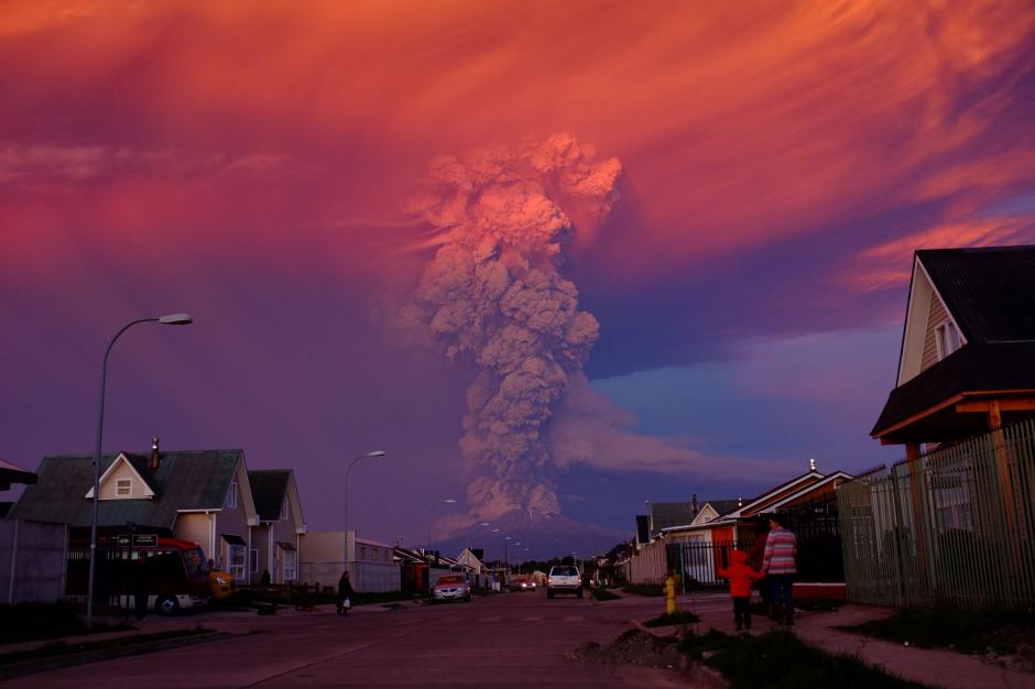 .- Vista general del volcán activo Calbuco el, miércoles 22 de abril de 2015, en Puerto Montt, ubicado a 1000 kilómetros de Santiago de Chile (Chile). (Foto EFE/Alex Vidal Brecas)&nbsp;&nbsp;&nbsp;&nbsp;