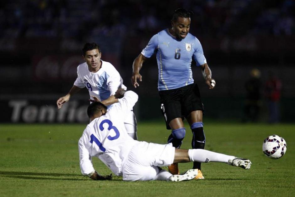 Otro duro revés sufrió la Selección previo a las eliminatorias. Uruguay expuso en alto grado las debilidades de la Azul y Blanco. (Foto: EFE)