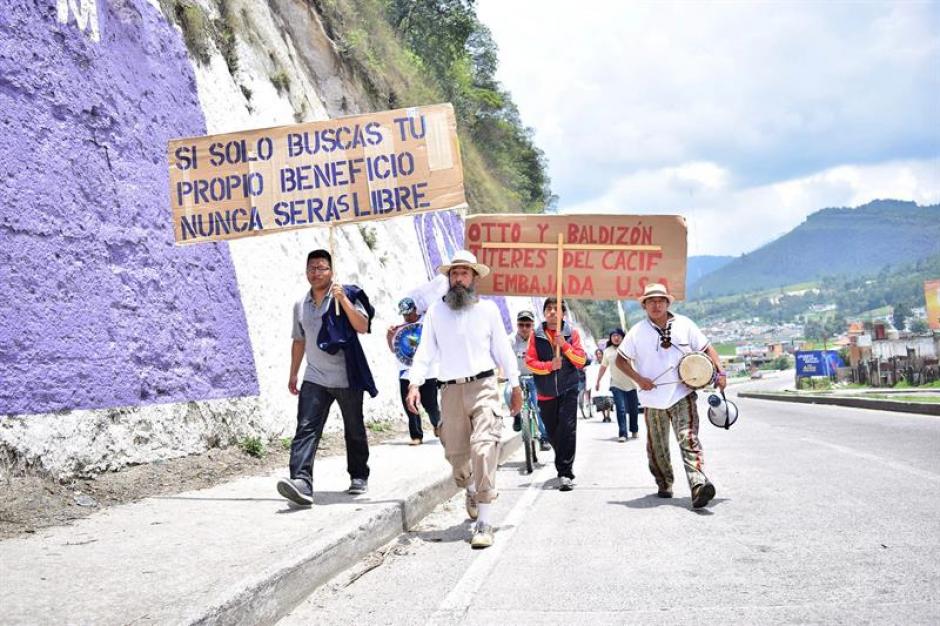Un hombre de 62 años inició una caminata de 200 kilómetros desde Quetzaltenango para exigir el fin de la corrupción en el país. &nbsp;(Foto: EFE)