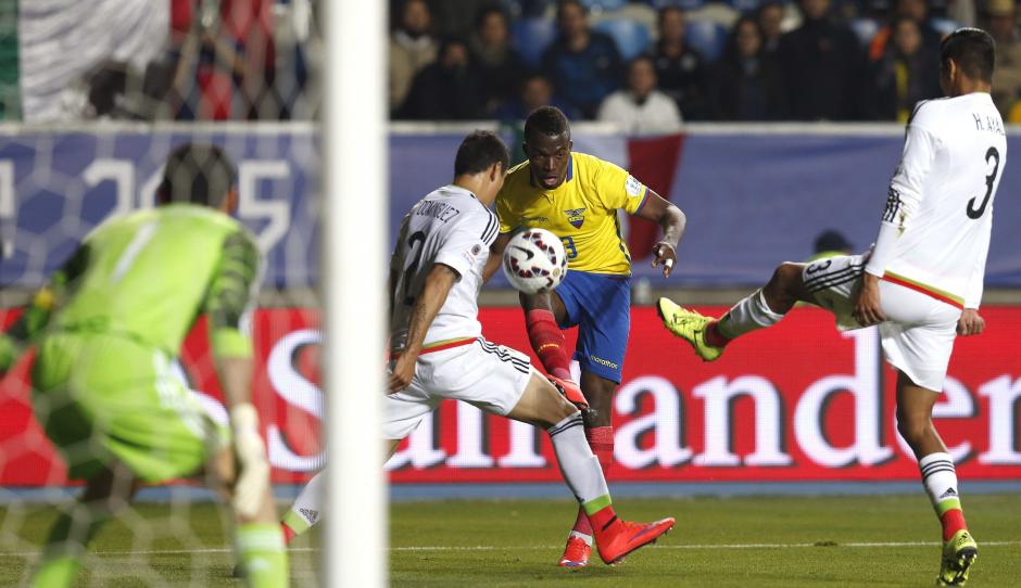 Ecuador venció a México, con lo que los aztecas quedan fuera de la Copa América 2015. (Foto: EFE)