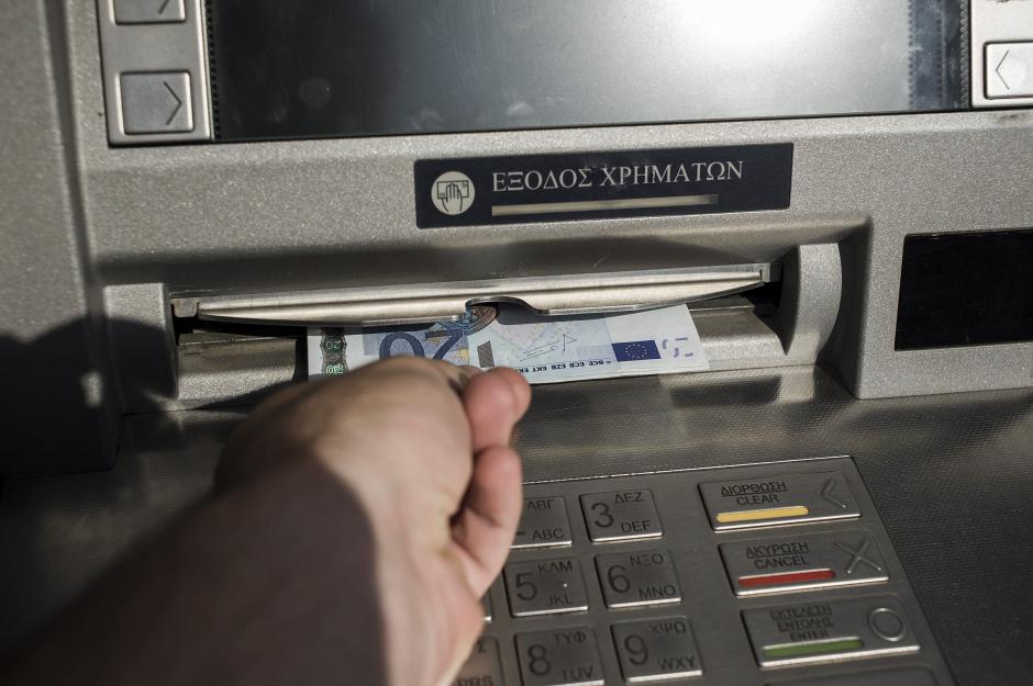 Los bancos griegos limitaron el dinero que los clientes pueden retirar de los cajeros a 60 euros al día. (Foto: EFE)