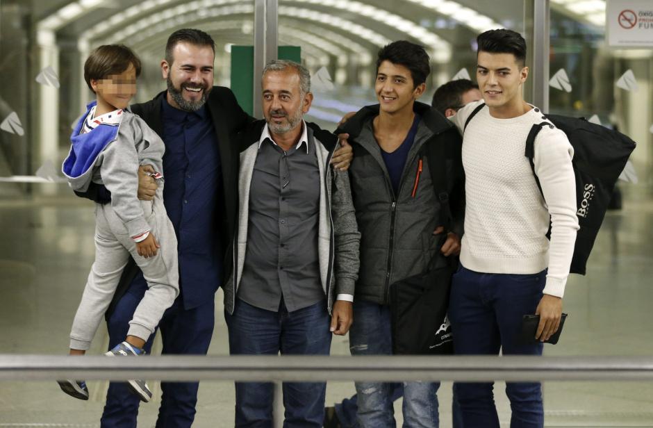 Refugiados Sirios,Osama Abdul Mohsen y su hijo Said a su llegada a Madrid, acompañados por Miguel Galán, presidente del CENAFE. (Foto: EFE)