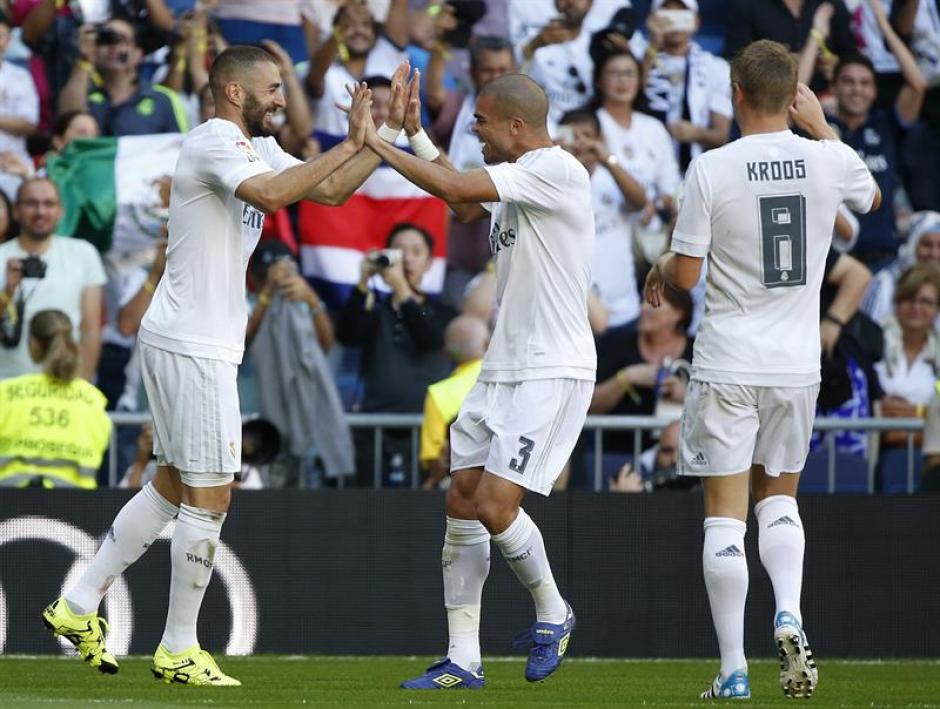 Karim Benzema es felicitado por sus compañeros, anotó el primero de Real Madrid en el triunfo ante Granada. (Foto: EFE)