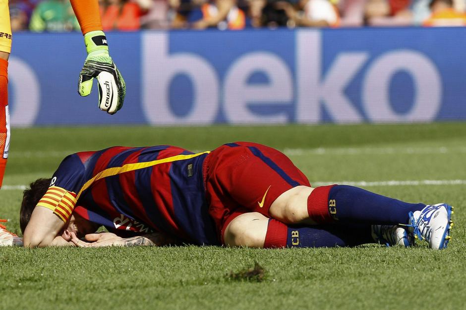 El delantero argentino del FC Barcelona Leo Messi se duele de una jugada durante el partido de la sexta jornada de Liga en Primera División entre el FC Barcelona y la UD Las Palmas disputado en el Camp Nou. (Foto: Quique García/EFE)
