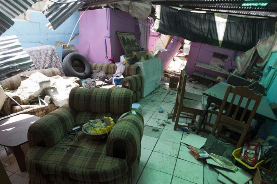 Algunas casas quedaron destrozadas pero con espacios en su interior, en donde aún podrían haber personas con vida. (Foto: Esteban Biba/EFE)