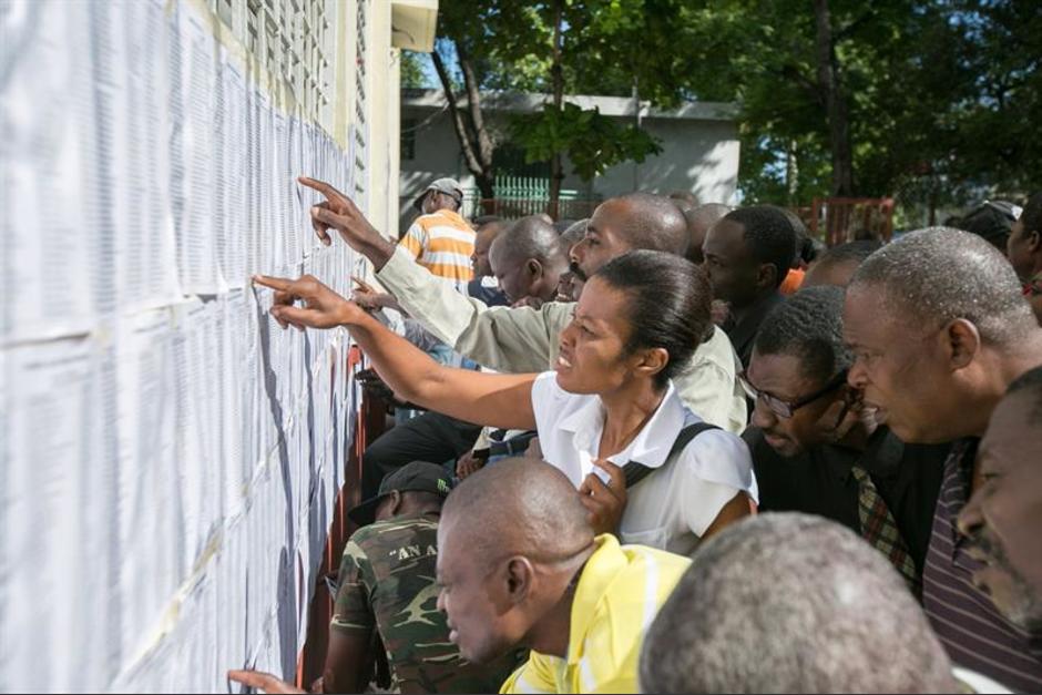 Votantes buscan sus mesas de elección el domingo 25 de octubre de 2015, en Puerto Príncipe (Haití). Hoy se celebra la segunda vuelta de las elecciones legislativas, la primera de las presidenciales, de entre 50 candidatos, y los comicios municipales. (Foto: EFE)