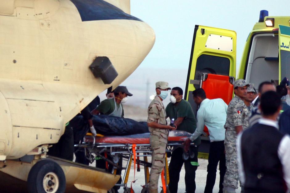 Los equipos de rescate egipcios han recuperado hasta el momento 129 cuerpos sin vida del lugar donde se estrelló el avión ruso de la compañía MetroJet, en la península del Sinaí. (Foto: Efe)