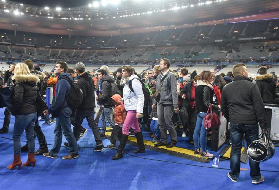El público que fue a apoyar a la selección francesa frente a Alemania, tuvo que permanecer en el Estadio hasta que la policía pudiera evacuarlos. (Foto: EFE)