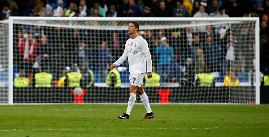 Cristiano Ronaldo sale del campo de juego decepcionado, tras perder el Clásico 0-4. (Foto: EFE)