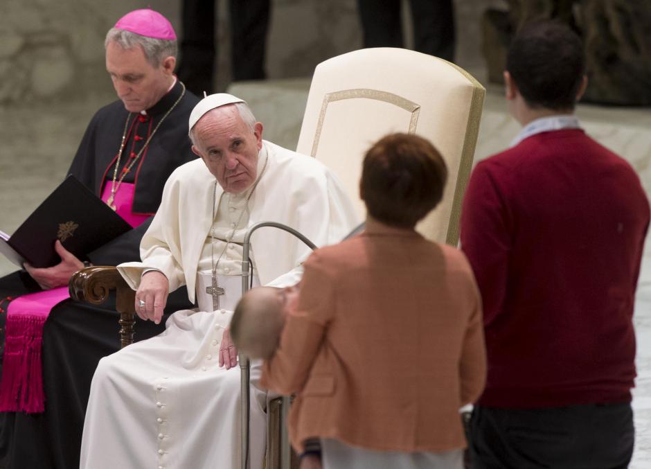 El papa Francisco recibe en audiencia a miembros de "Progetto Policoro" en Vaticano. (Foto: EFE/Claudio Peri)