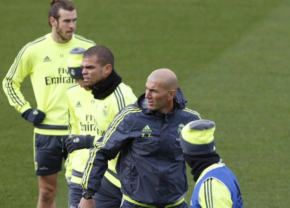 Zinedine Zidane debuta este sábado en el banquillo del Real Madrid, frente al Deportivo la Coruña. (Foto: EFE)