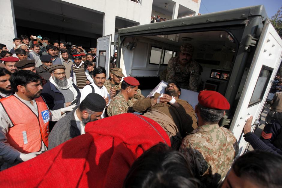 Oficiales de seguridad trasladan a un hospital a una de las víctimas del ataque a la Universidad Bacha Khan de Charsadda, Pakistán. (Foto: Efe)