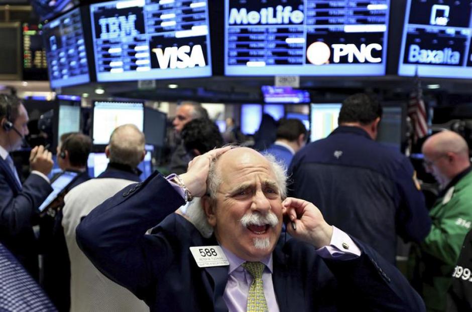 Agentes de cambio y bolsa trabajan cuando Wall Street abrió con fuertes pérdidas. (Foto: EFE)&nbsp;