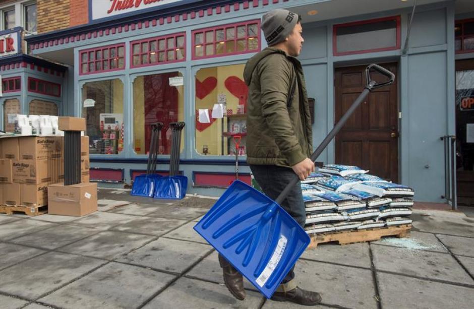 Los ciudadanos de Washington se preparan para una tormenta invernal que puede ser histórica. (Foto: EFE)&nbsp;