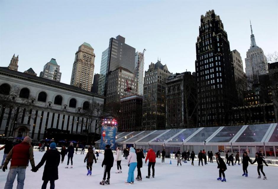 Decenas de personas patinan sobre hielo en el Parque Bryant Park en Manhattan, Nueva York ante la amenaza de una fuerte tormenta de nieve. (Foto: EFE)&nbsp;