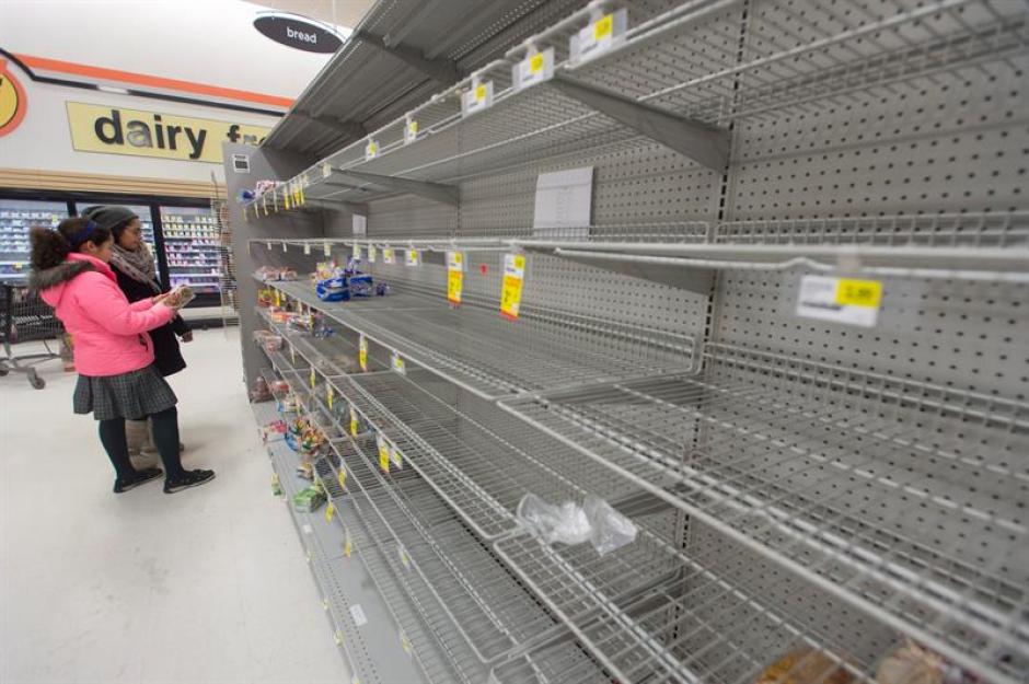 Clientes se abastecen para prepararse ante la tormenta de nieve que amenaza Virginia. (Foto: EFE)&nbsp;