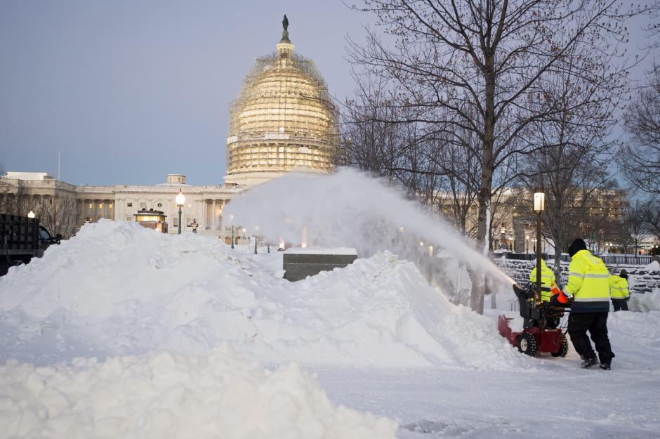 Trabajadores inician con la remoción de nieve de los jardines del Capitolio, en Washington, Estados Unidos. (Foto: EFE)